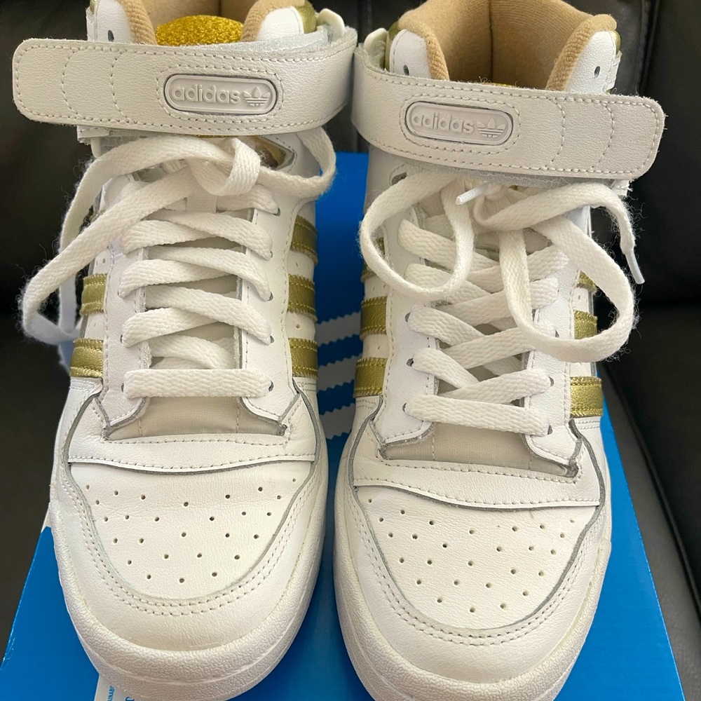 Adidas Forum size 8 (Like New in Box) only tried on inside the house